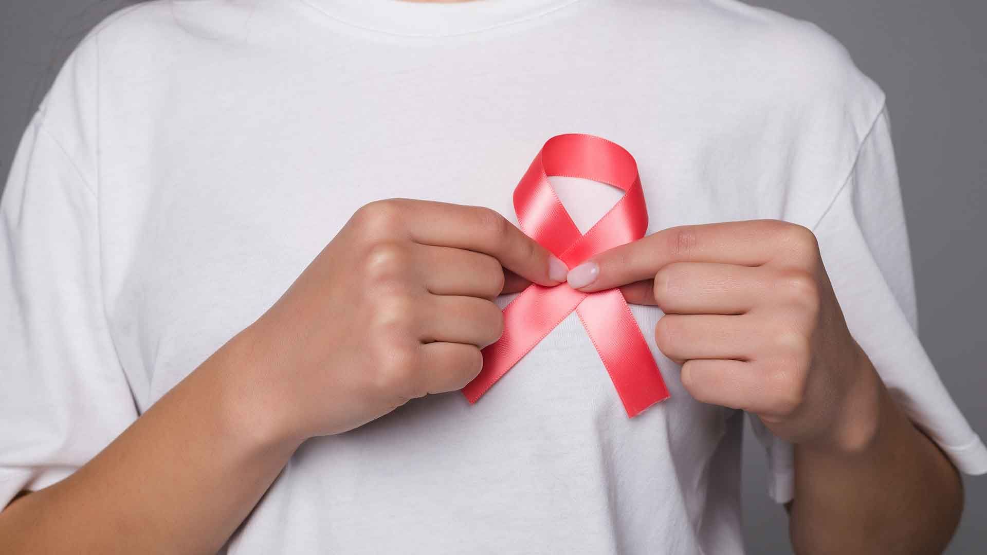 Mujer con el lazo de apoyo a los pacientes de SIDA