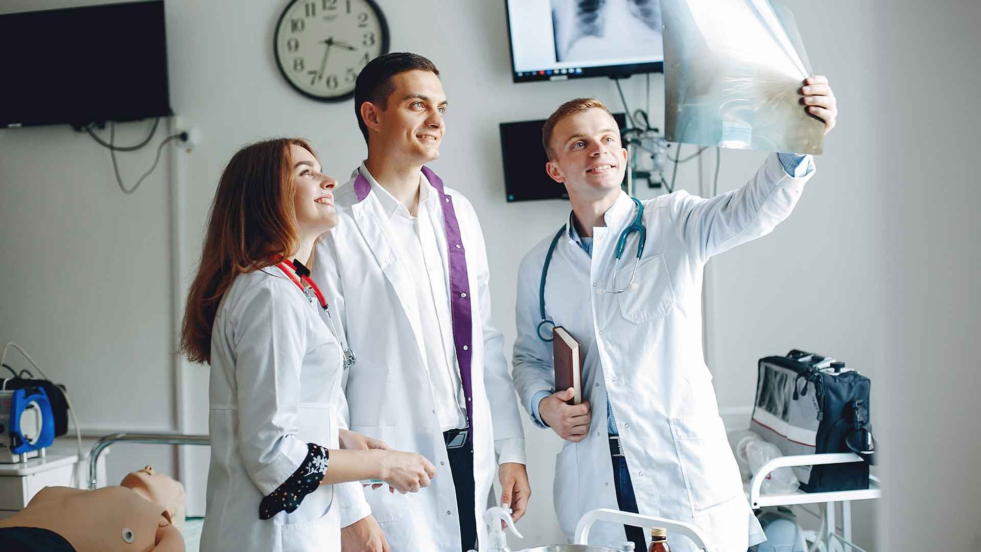 Médicos consultando resultados