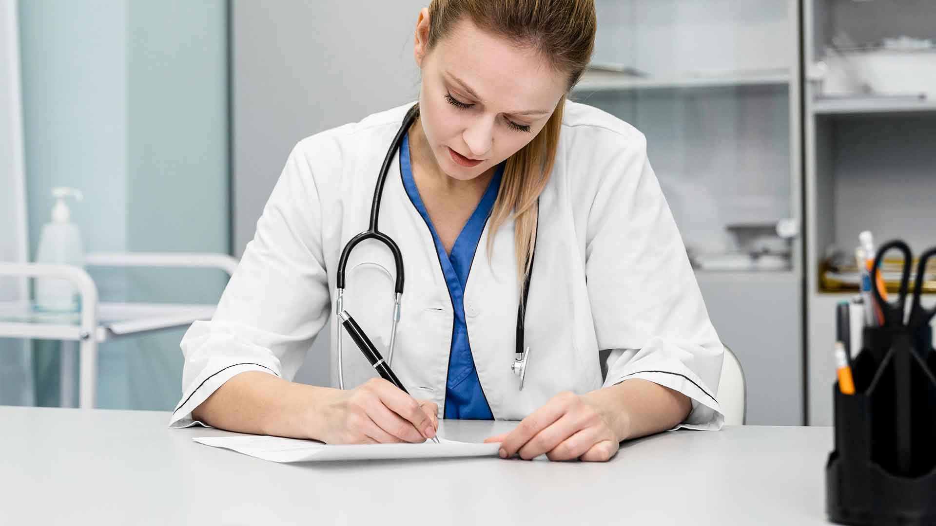 Doctora escribiendo