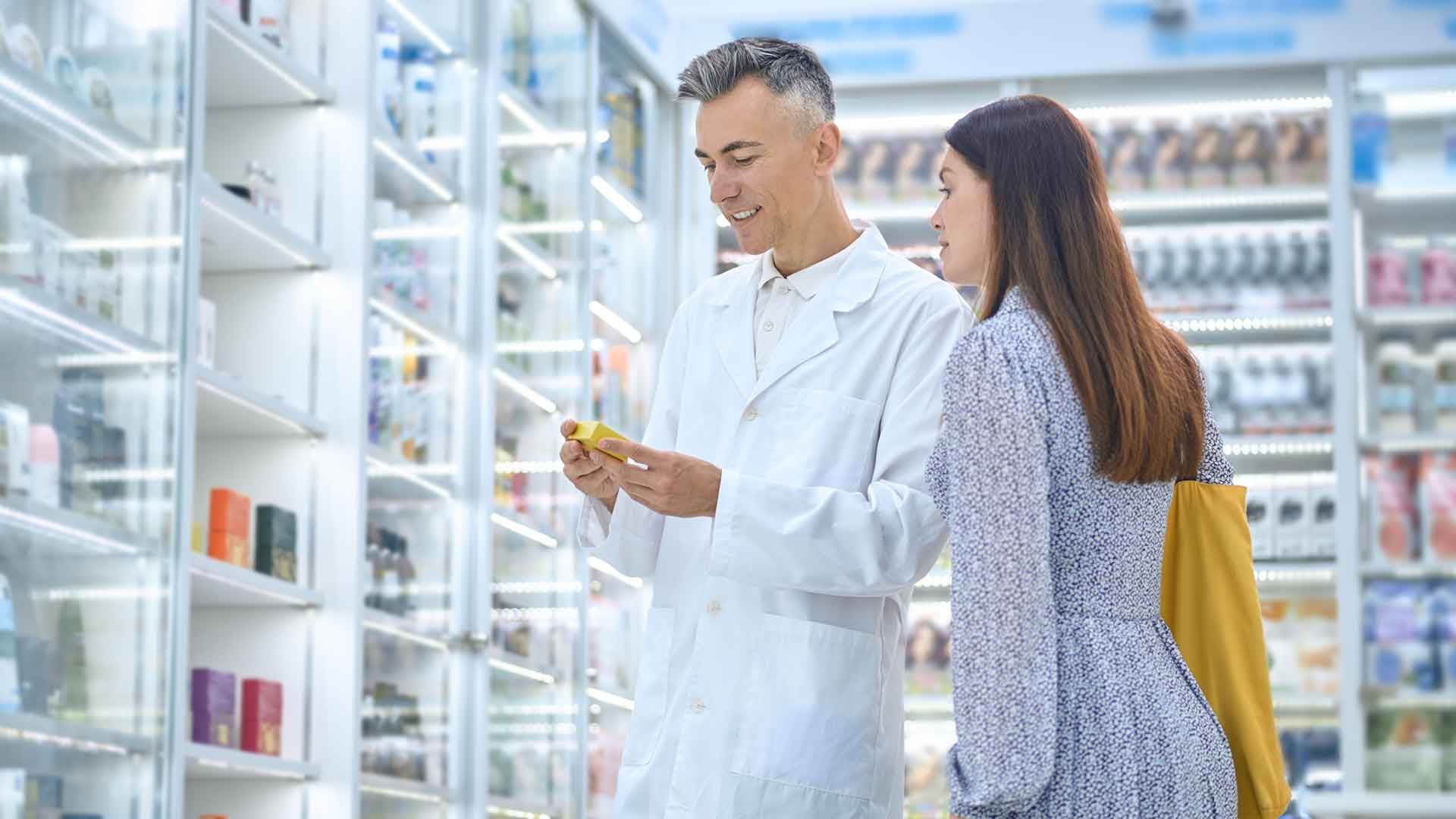 Mujer y farmaceútico