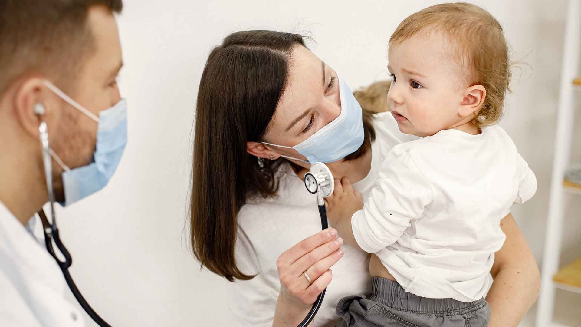 Niños visitando al médico