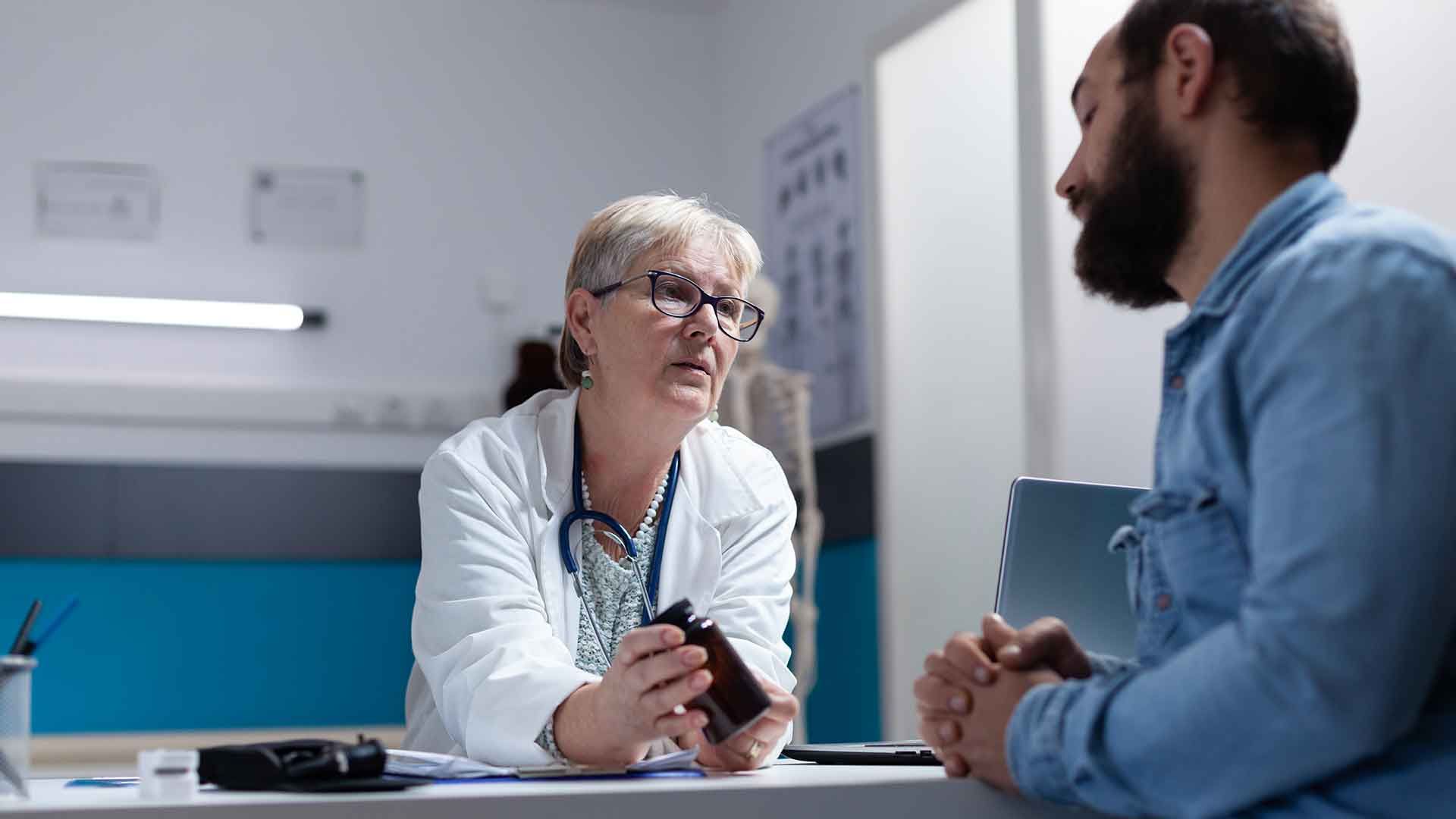 Doctora y paciente hablando
