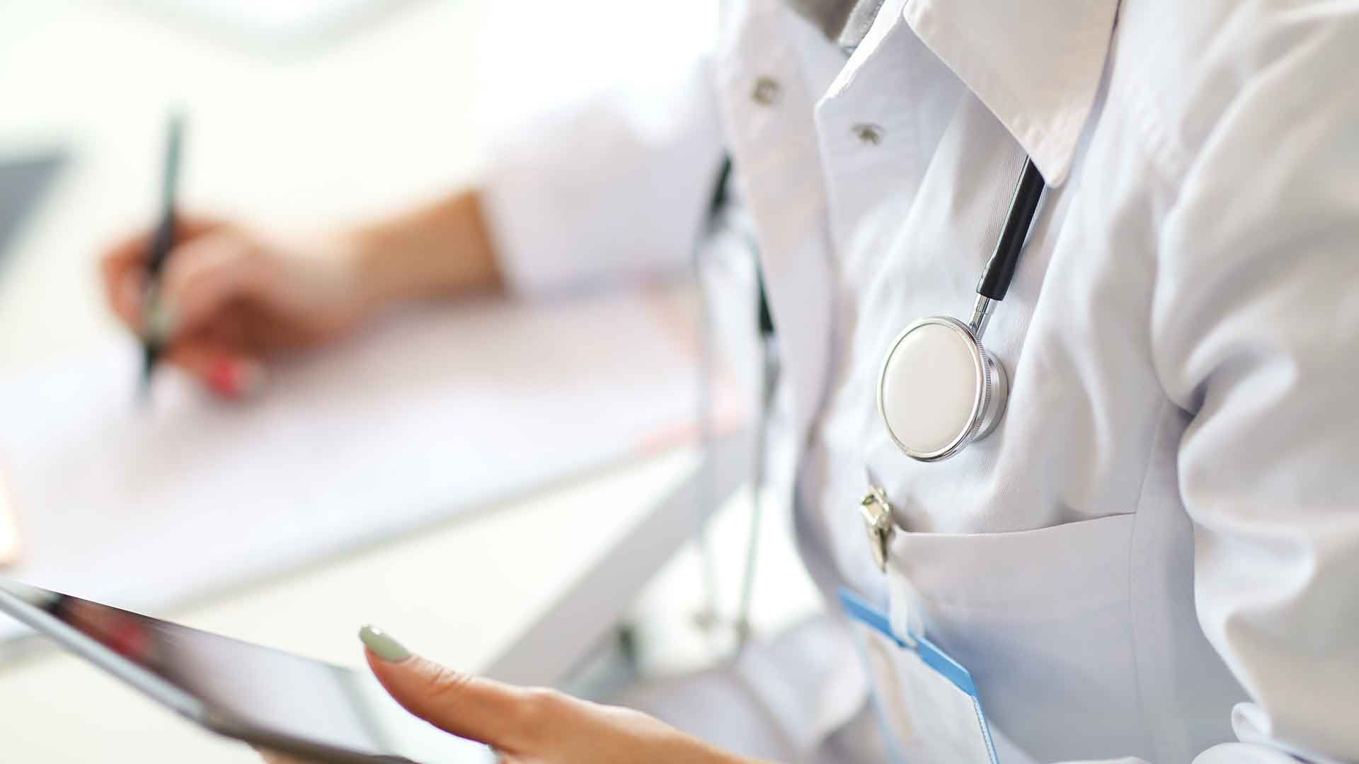 Doctor escribiendo