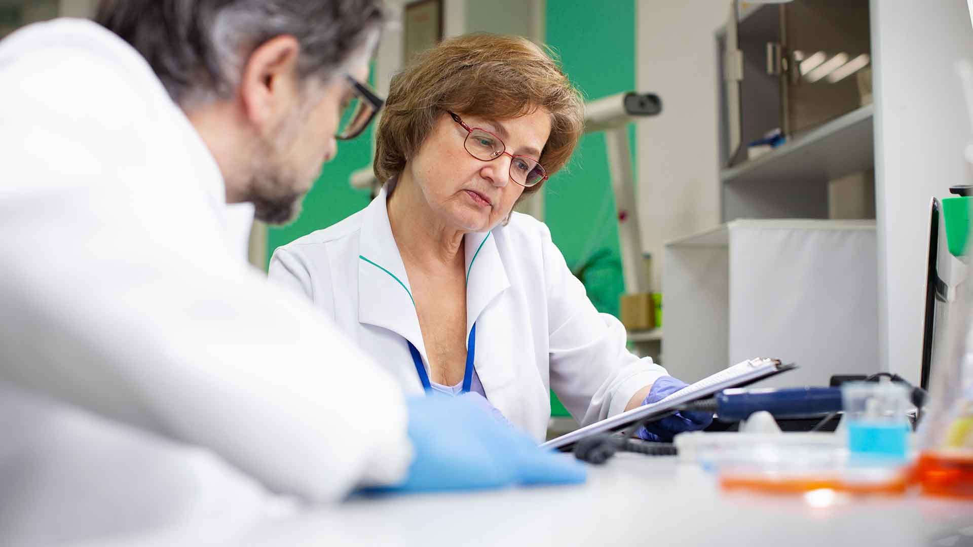 Dos doctores hablando