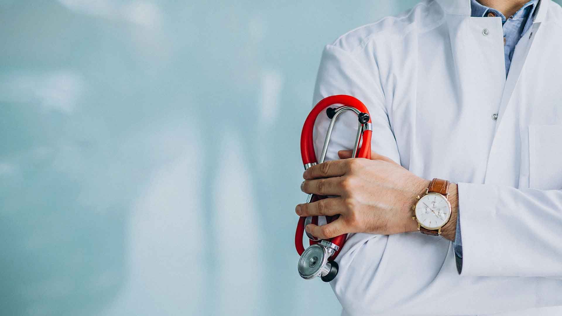 Médico con estetoscopio