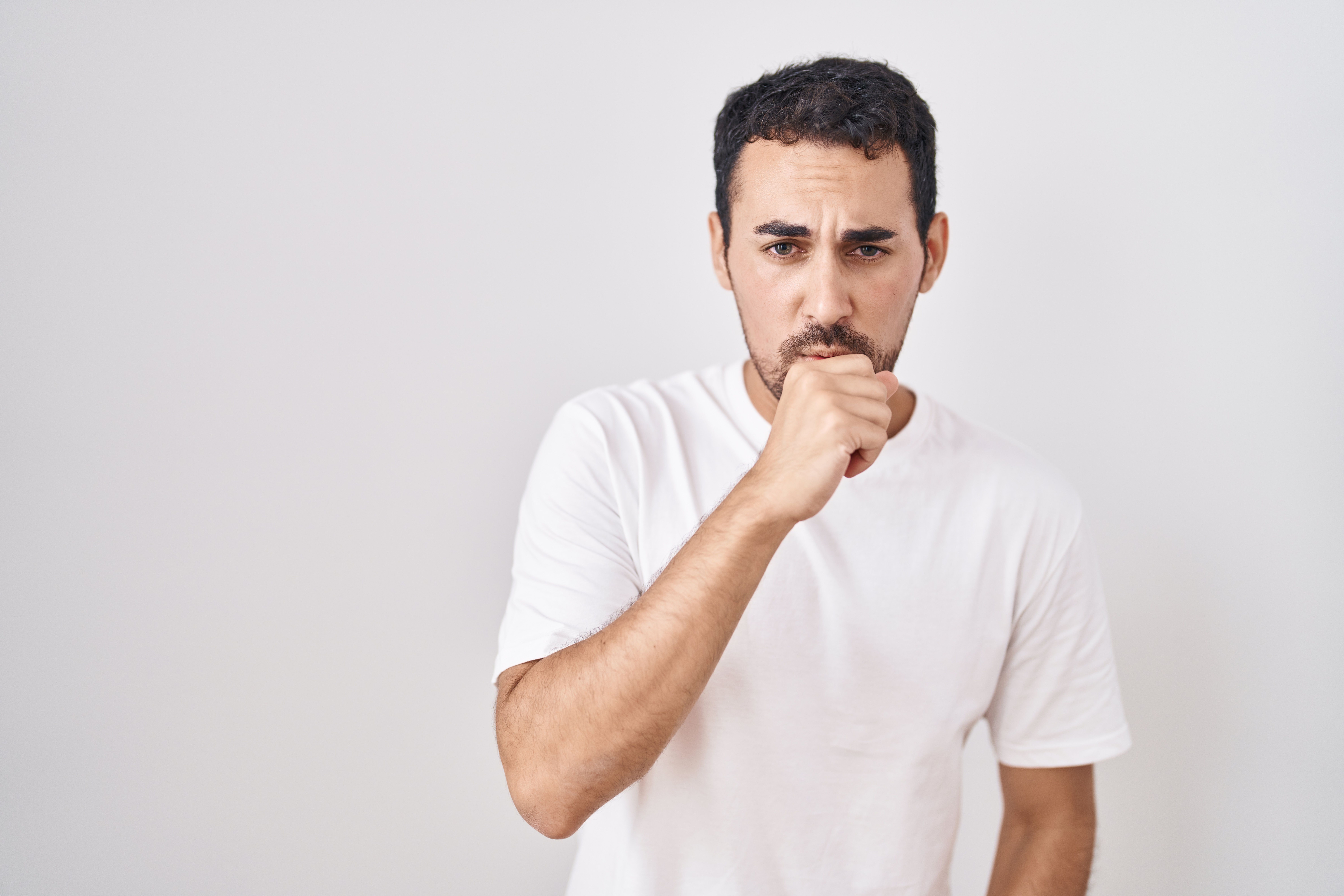 Hombre con un inhalador