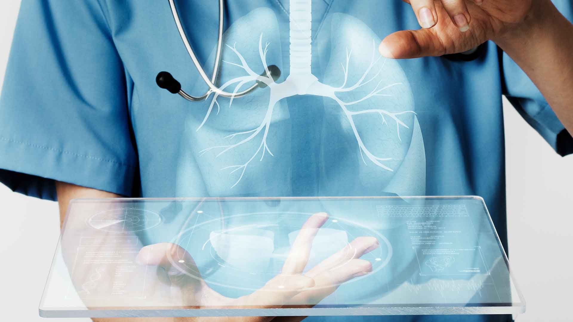 Médico con un holograma de unos pulmones