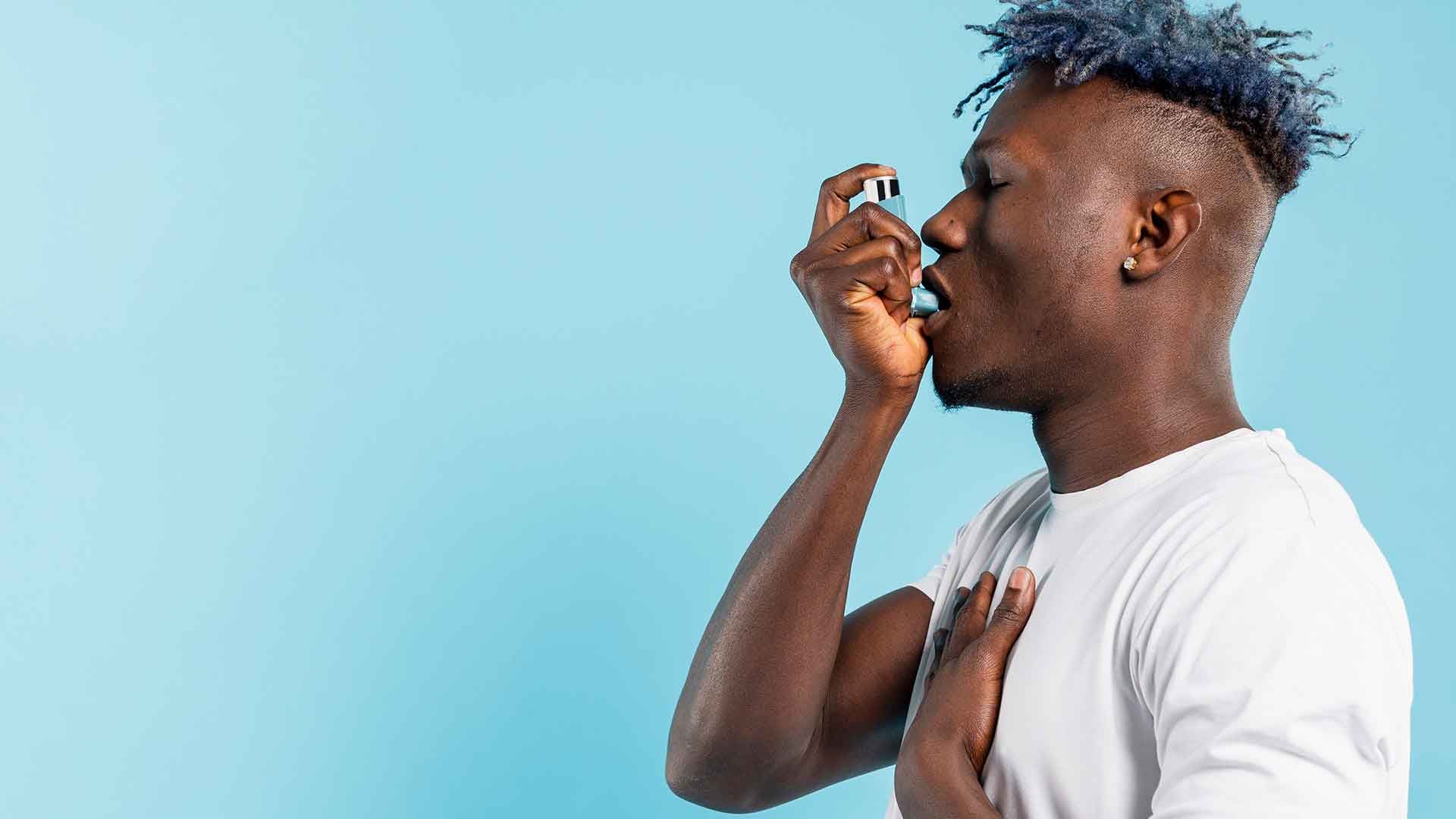 Hombre inhalando