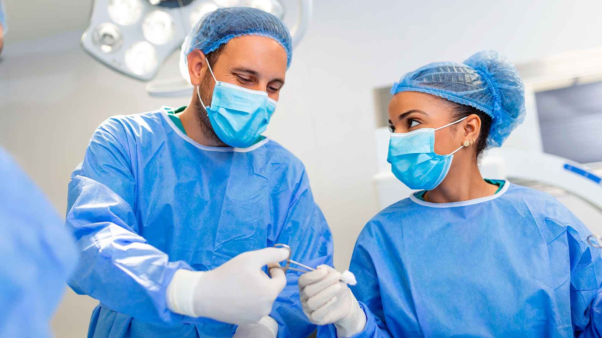 Médicos en sala estéril
