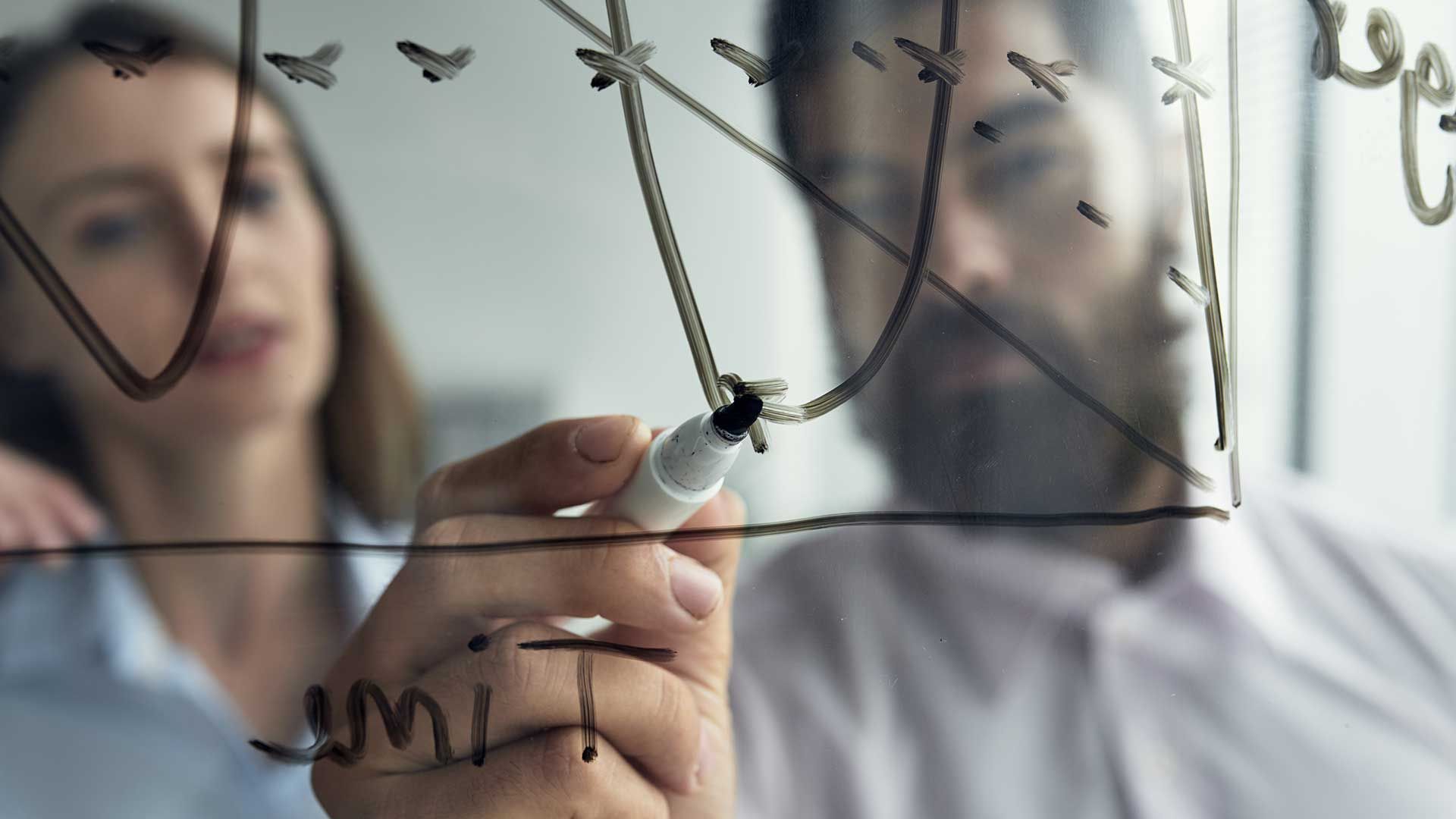 Investigadores ante una pizarra de cristal