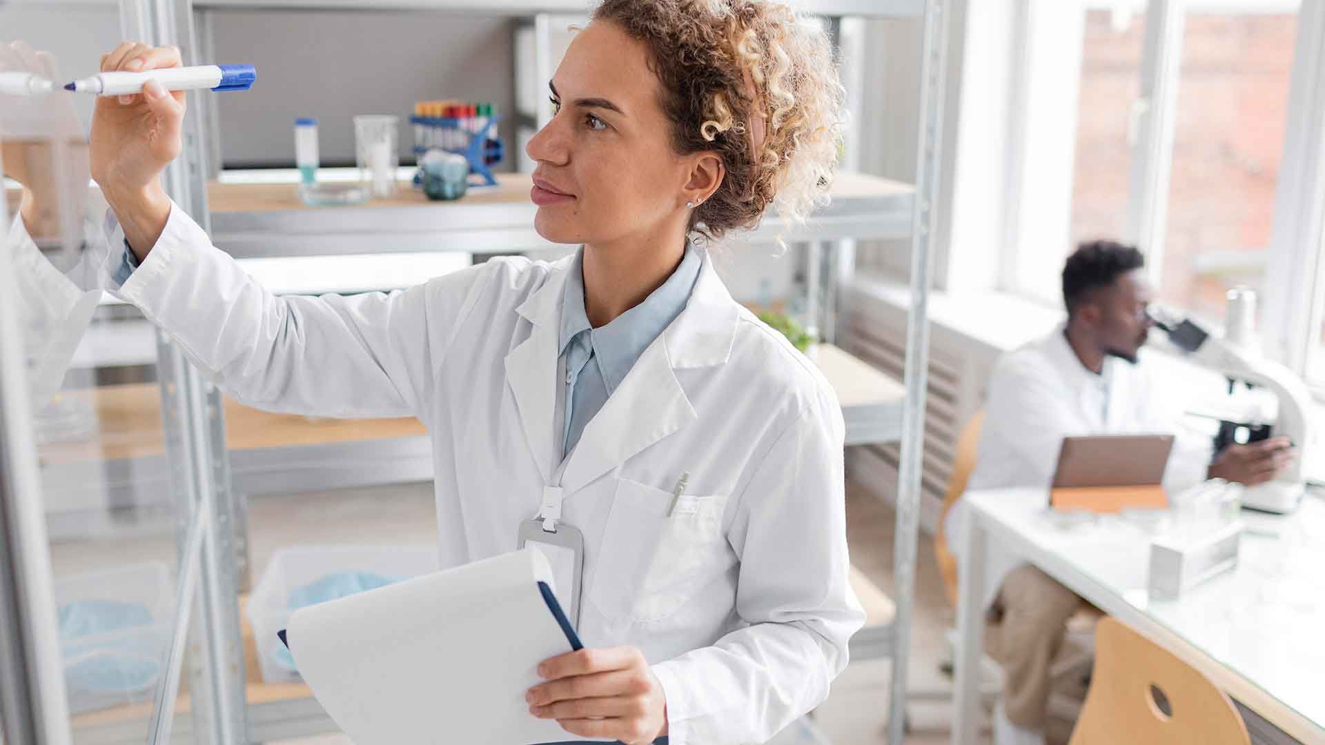 Doctora ante pizarra