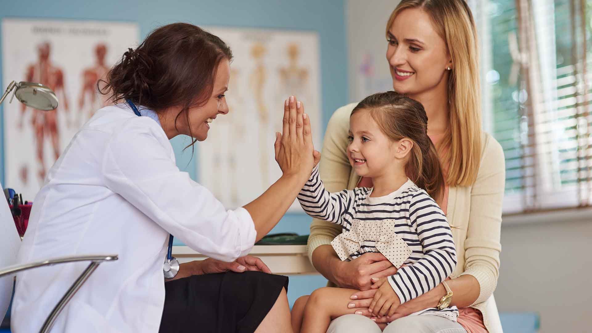 MAdre e hija en la consulta del médico