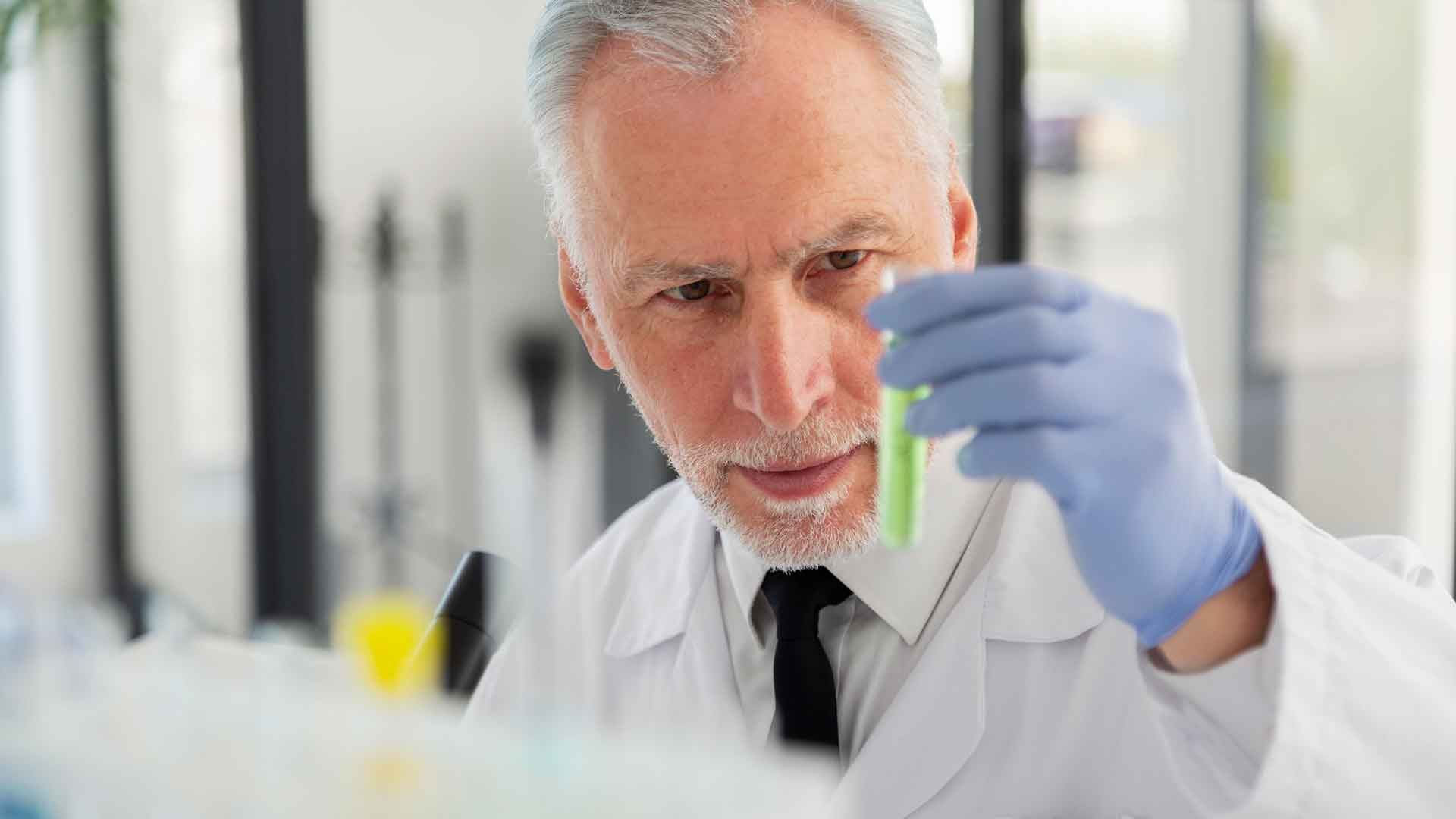 Investigador con probeta