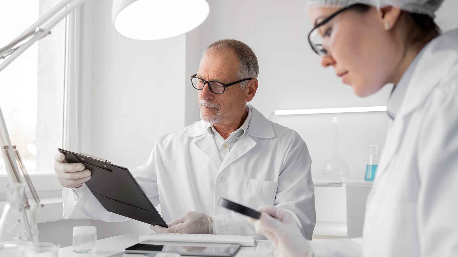Doctores revisando resultados