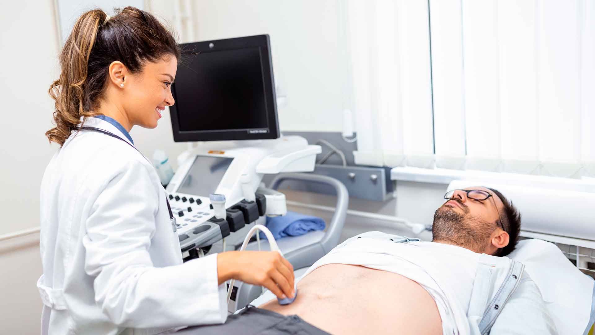 Doctora aplicando ultrasonidos