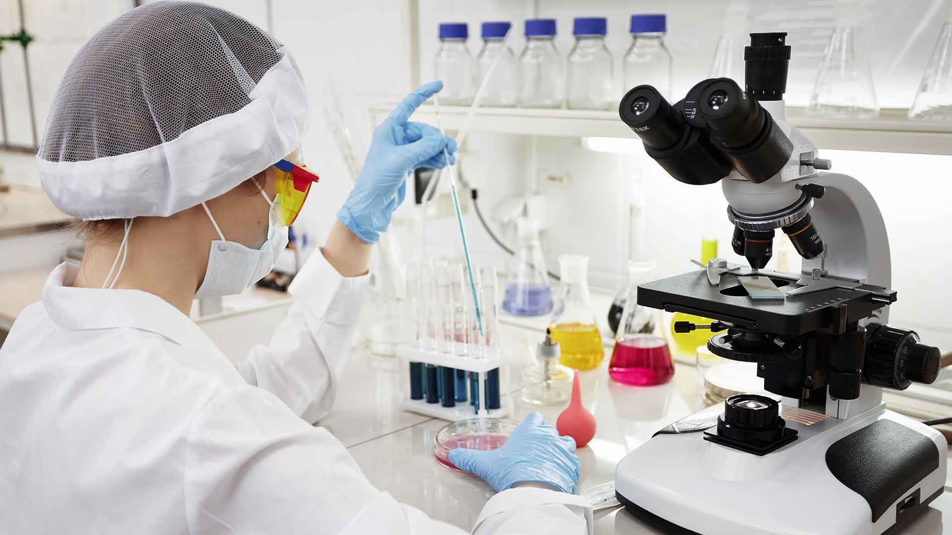 Investigadora al microscopio