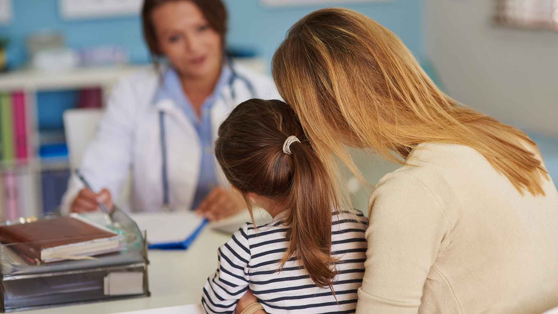 Madre con niña en el médico