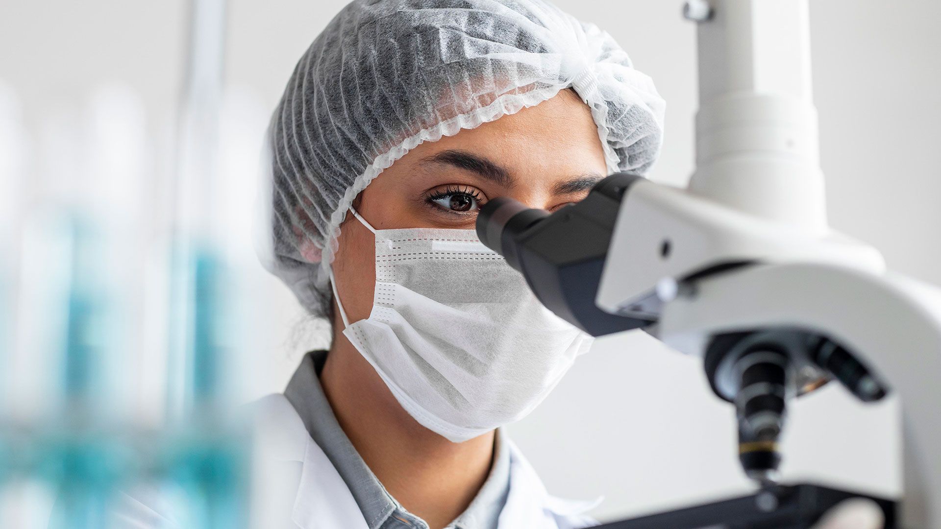 Investigadora al microscopio