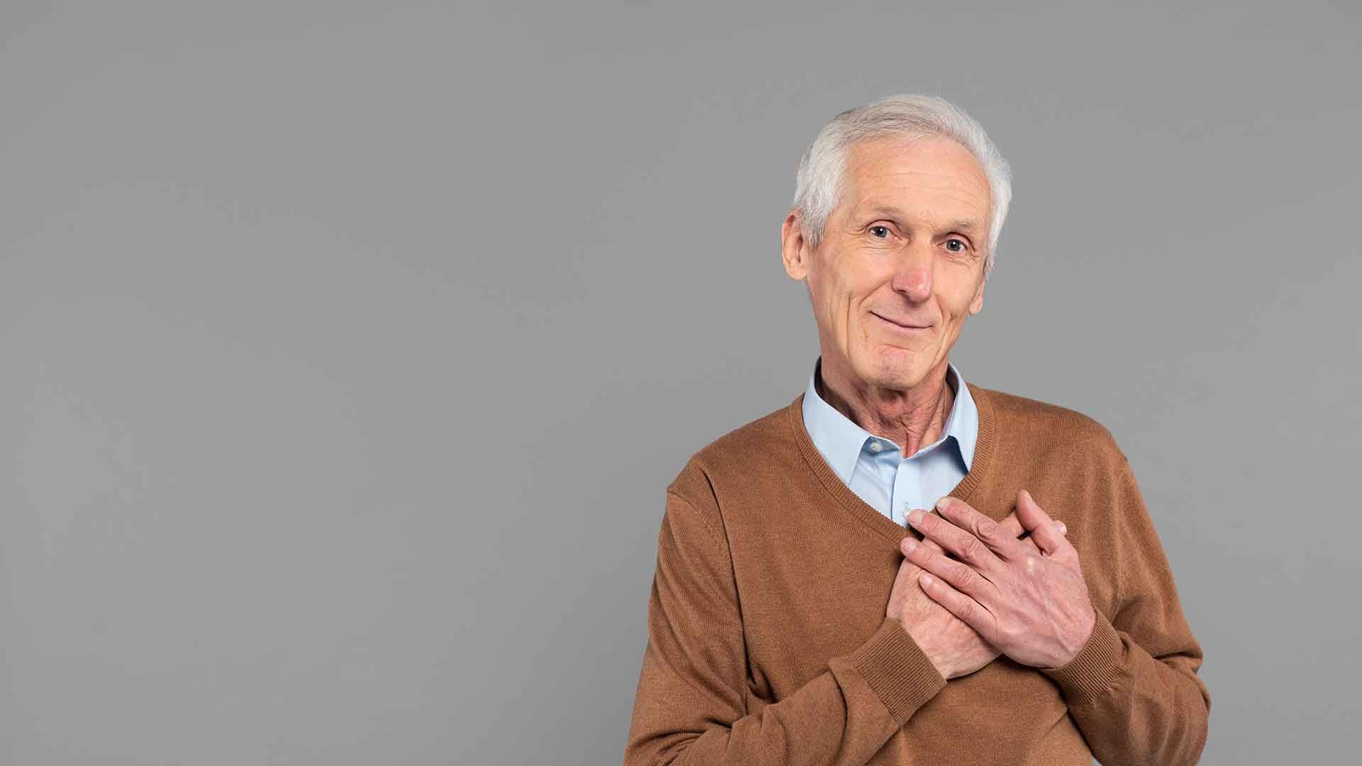 Hombre tapando su corazón