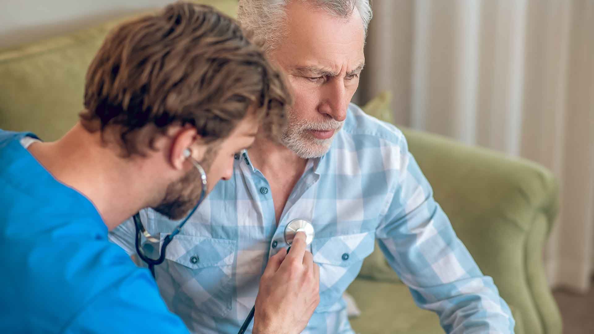 Doctor auscultando a paciente