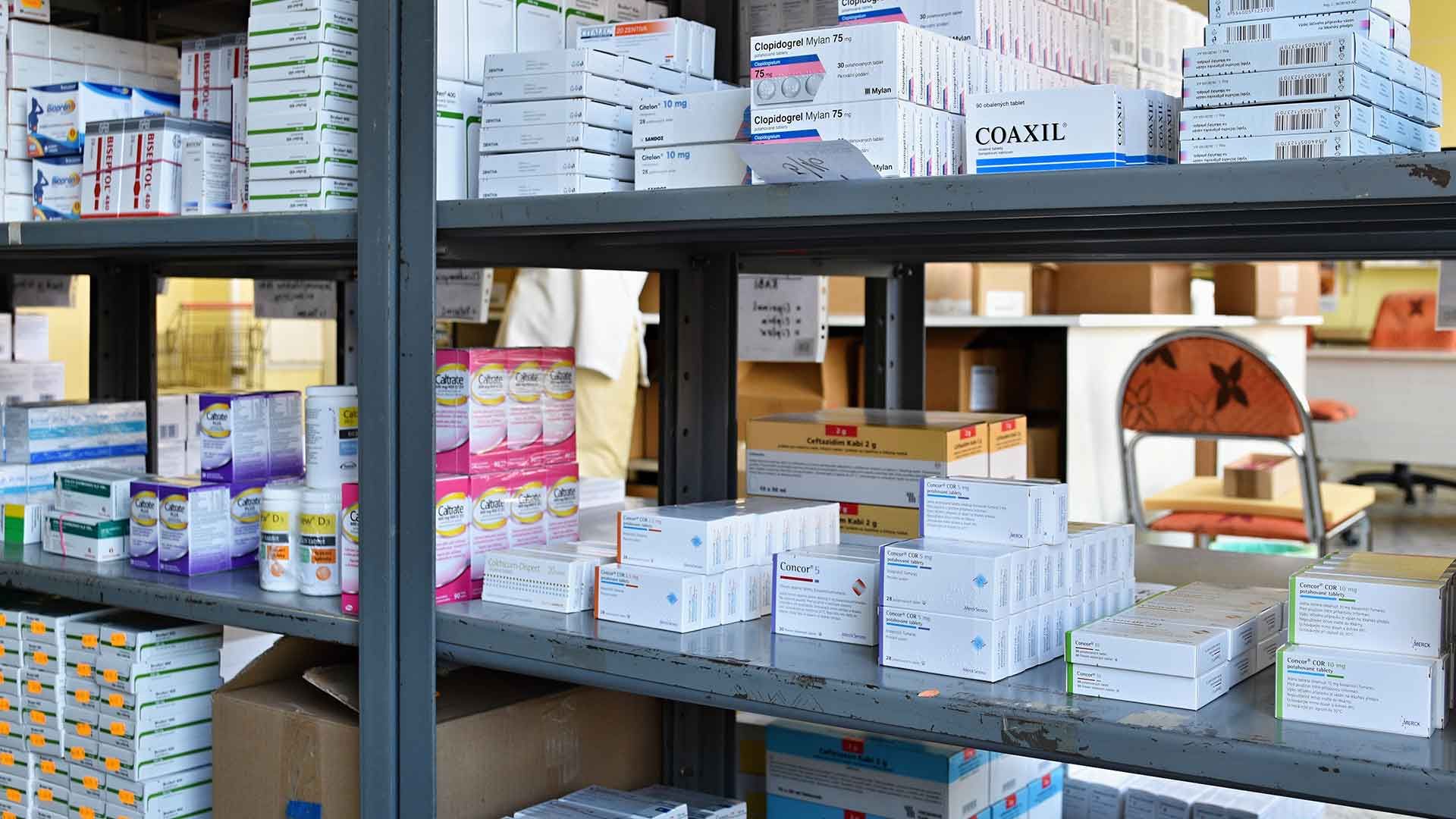 Estantería de una farmacia
