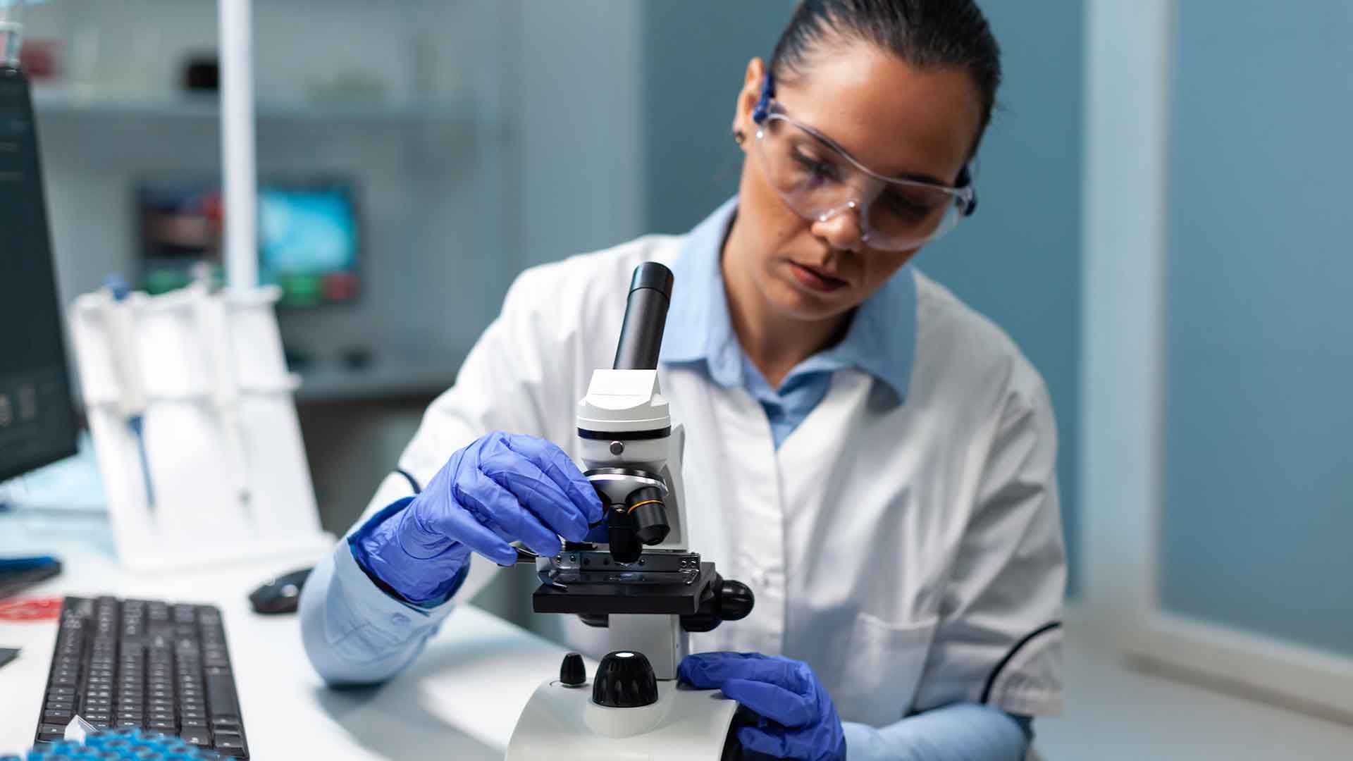 Bióloga en laboratorio