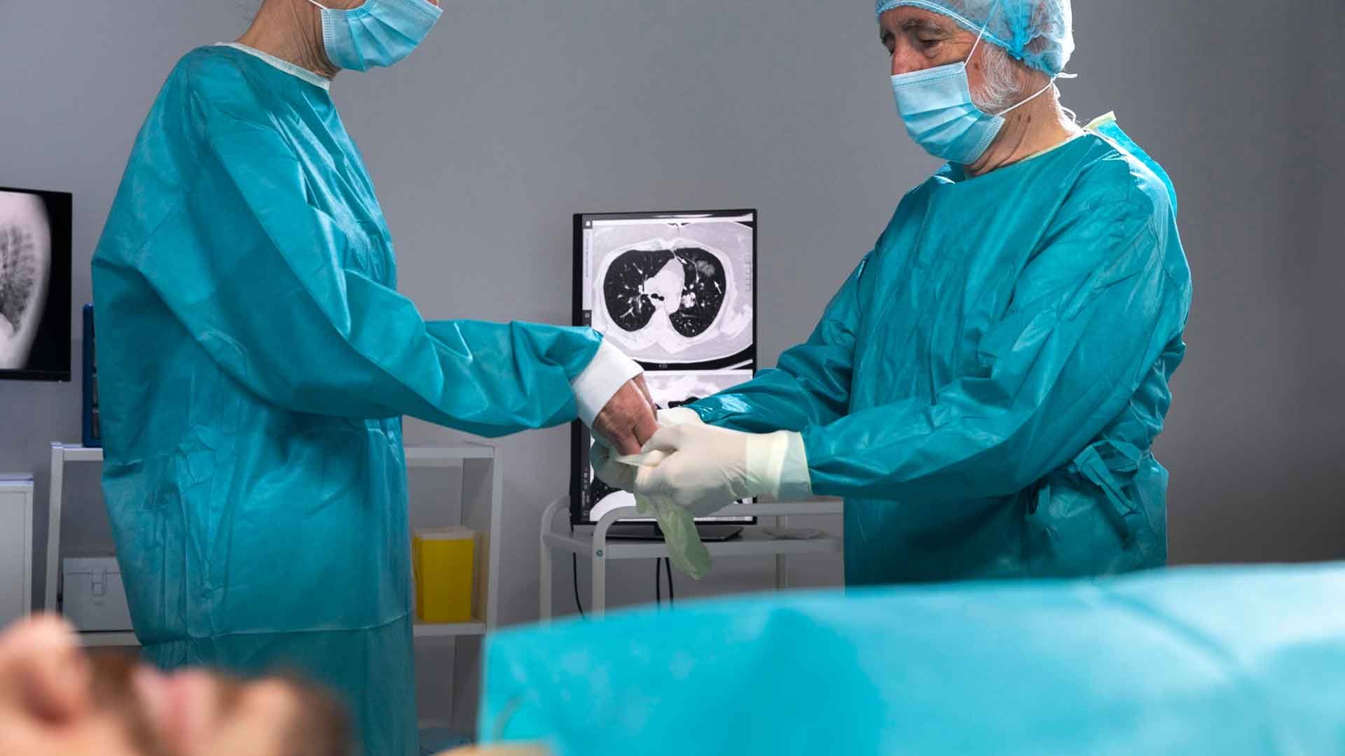 Dos médicos en un quirófano