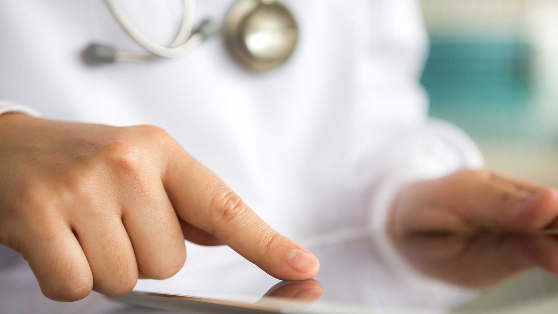 Médico con una tablet