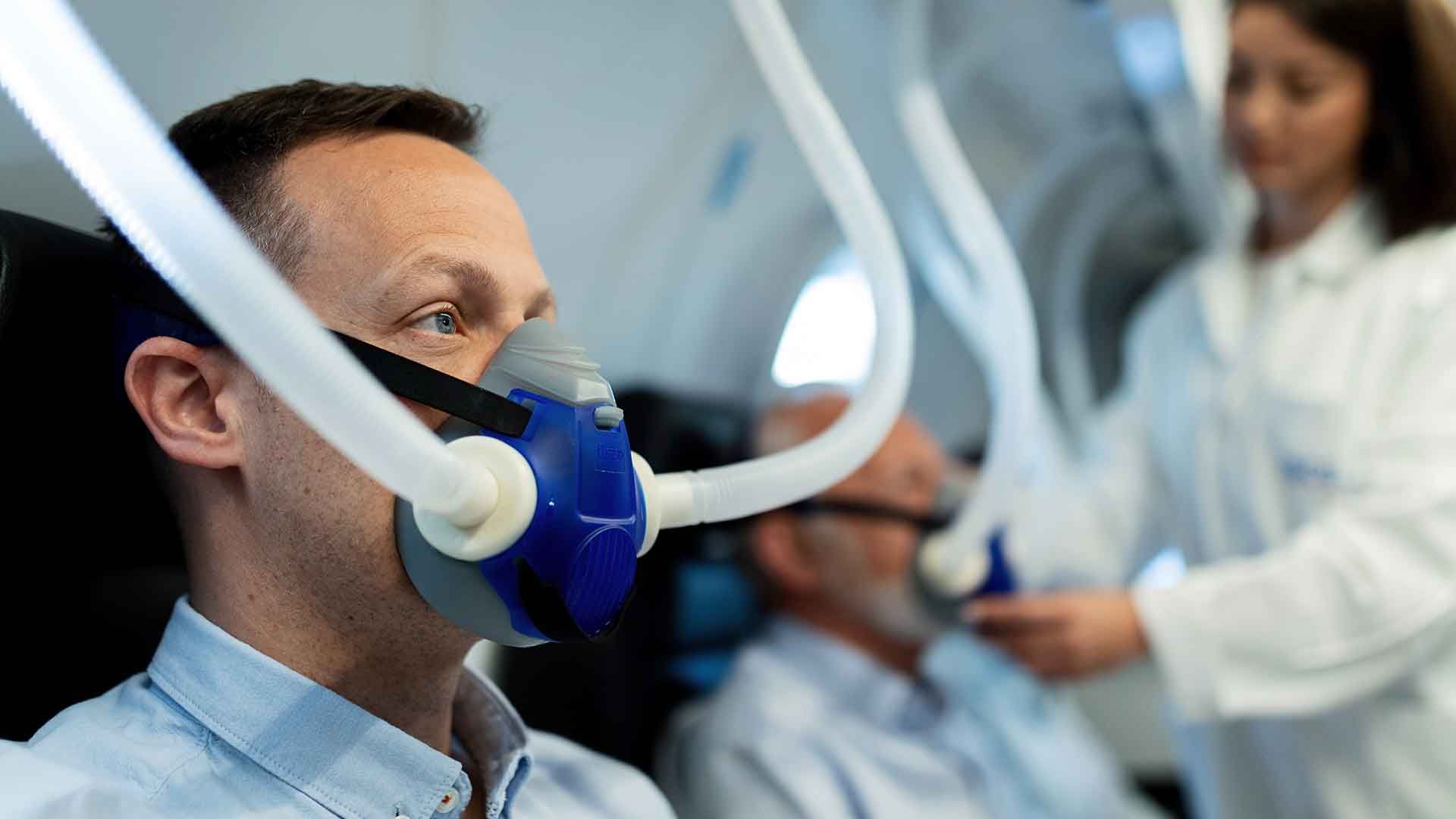 Hombre en hospital con mascarilla de aire