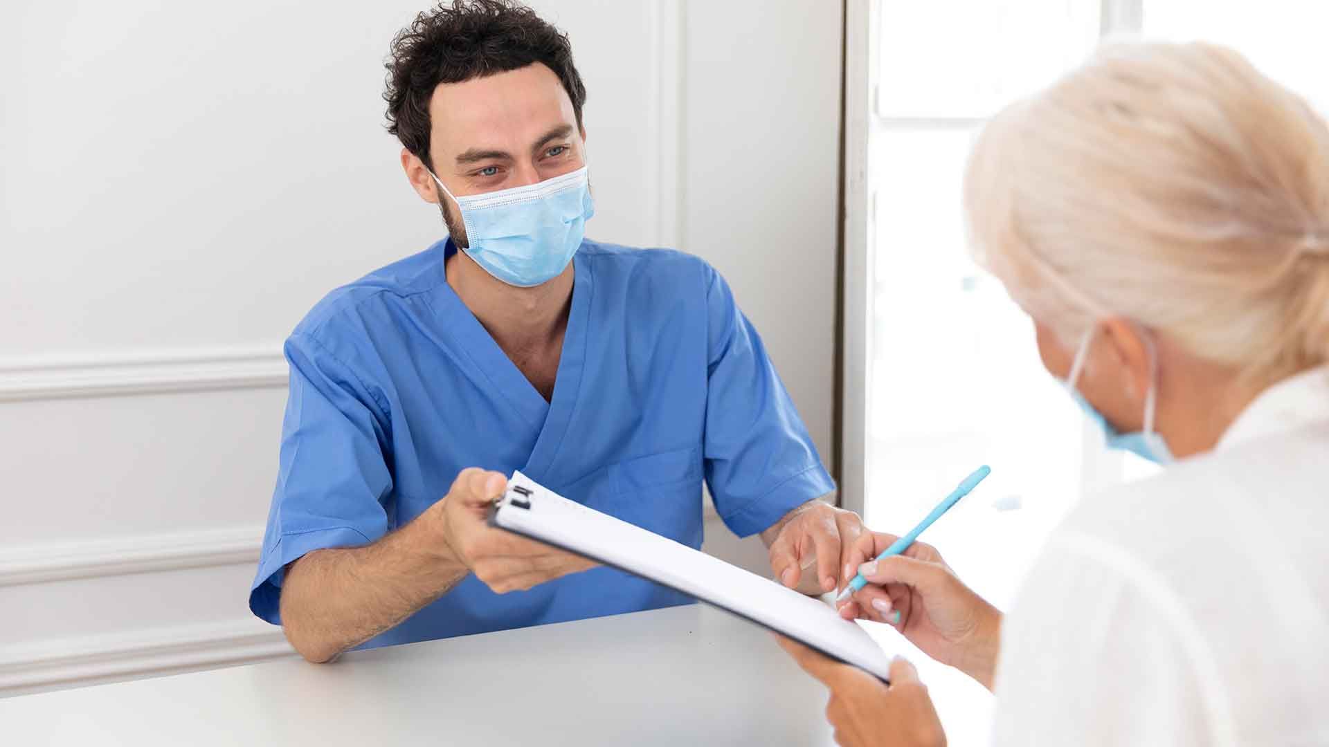 Paciente en el consultorio con el médico