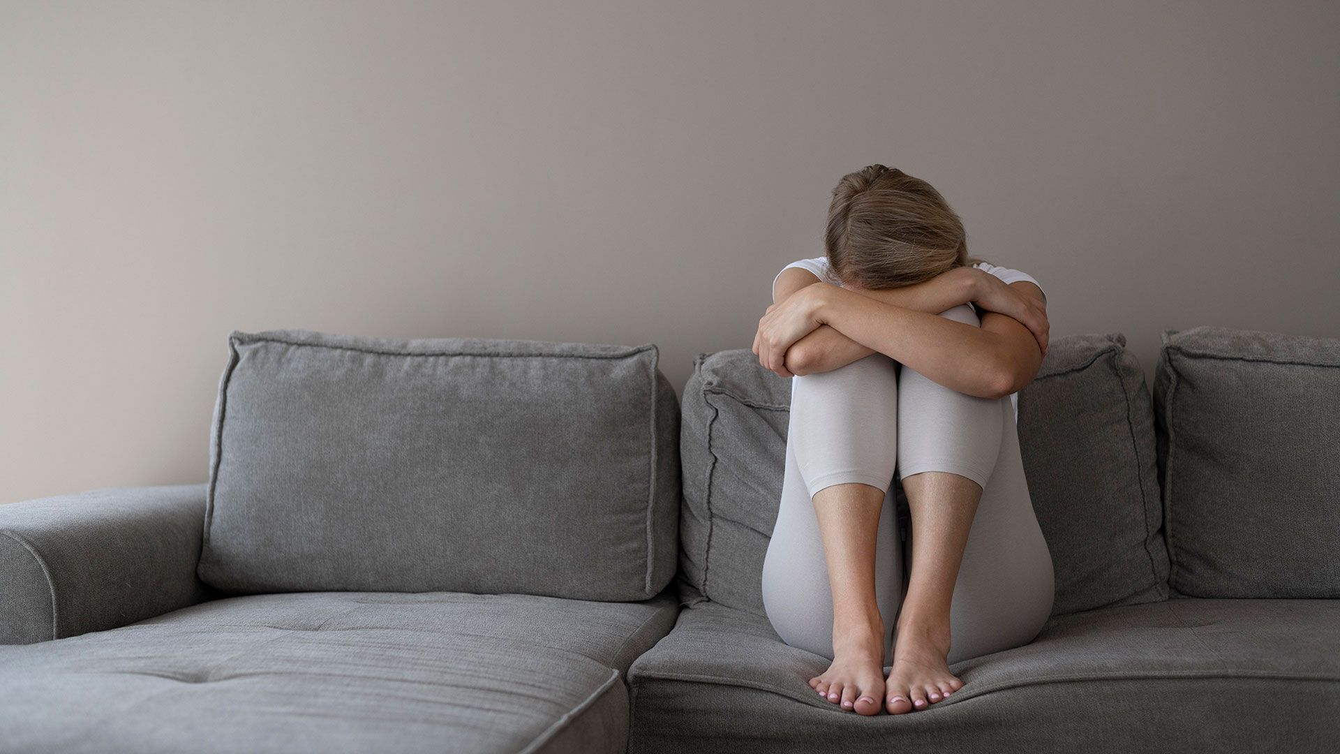 Mujer deprimida en el sofá