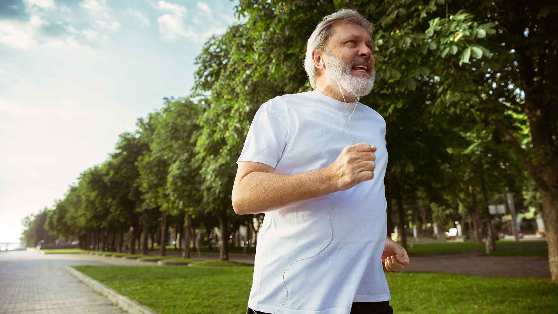 Hombre maduro corriendo
