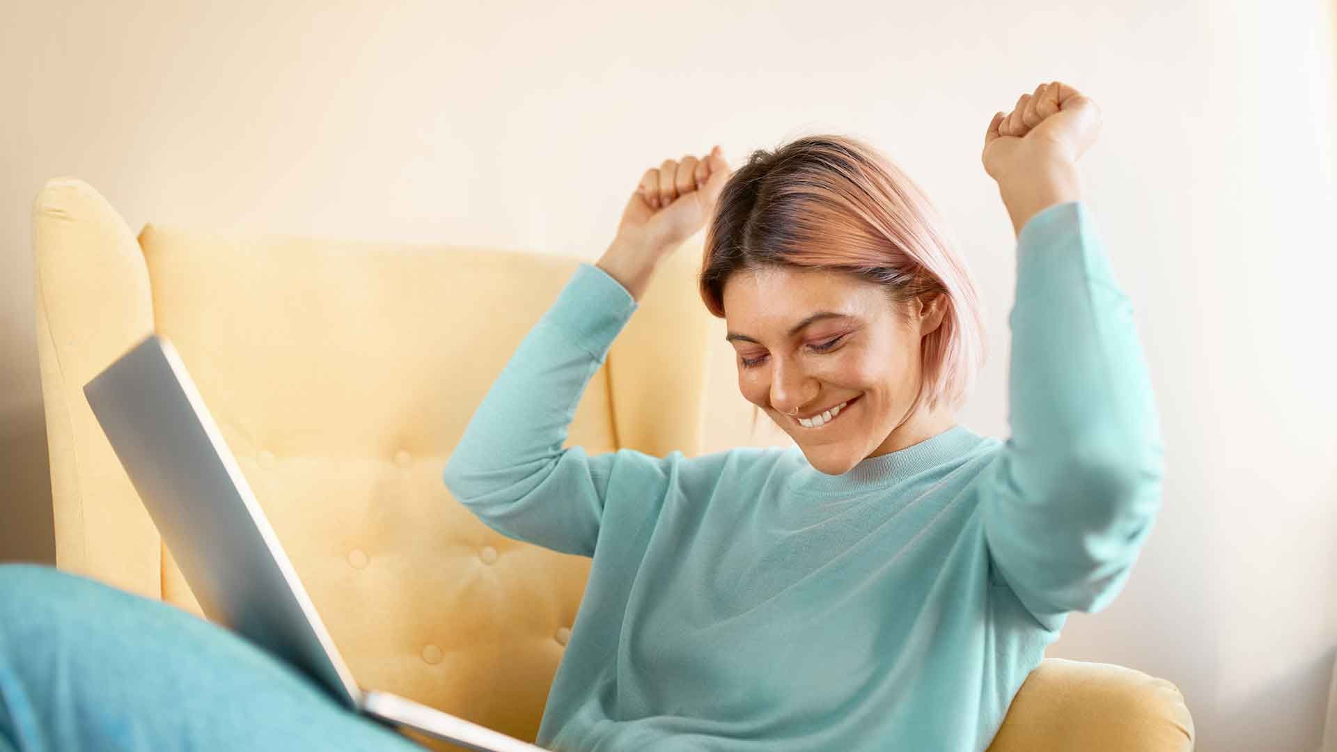 Mujer celebrando