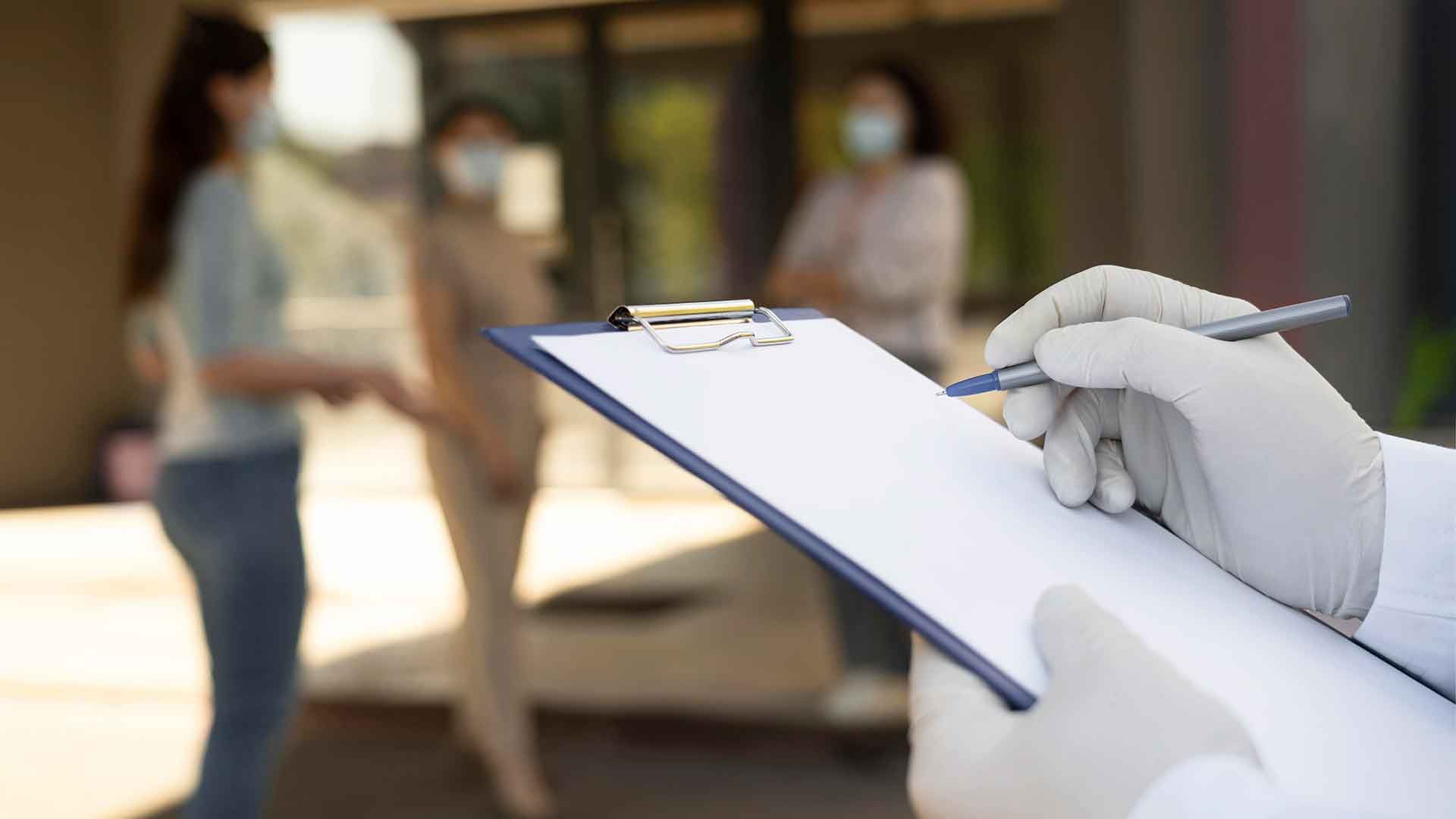 Científico con notas