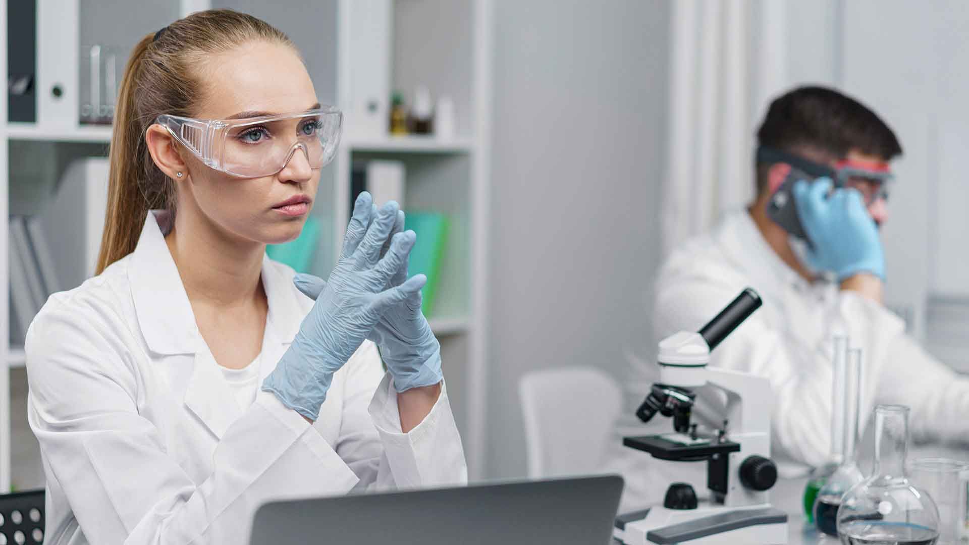 Mujer y microscopio